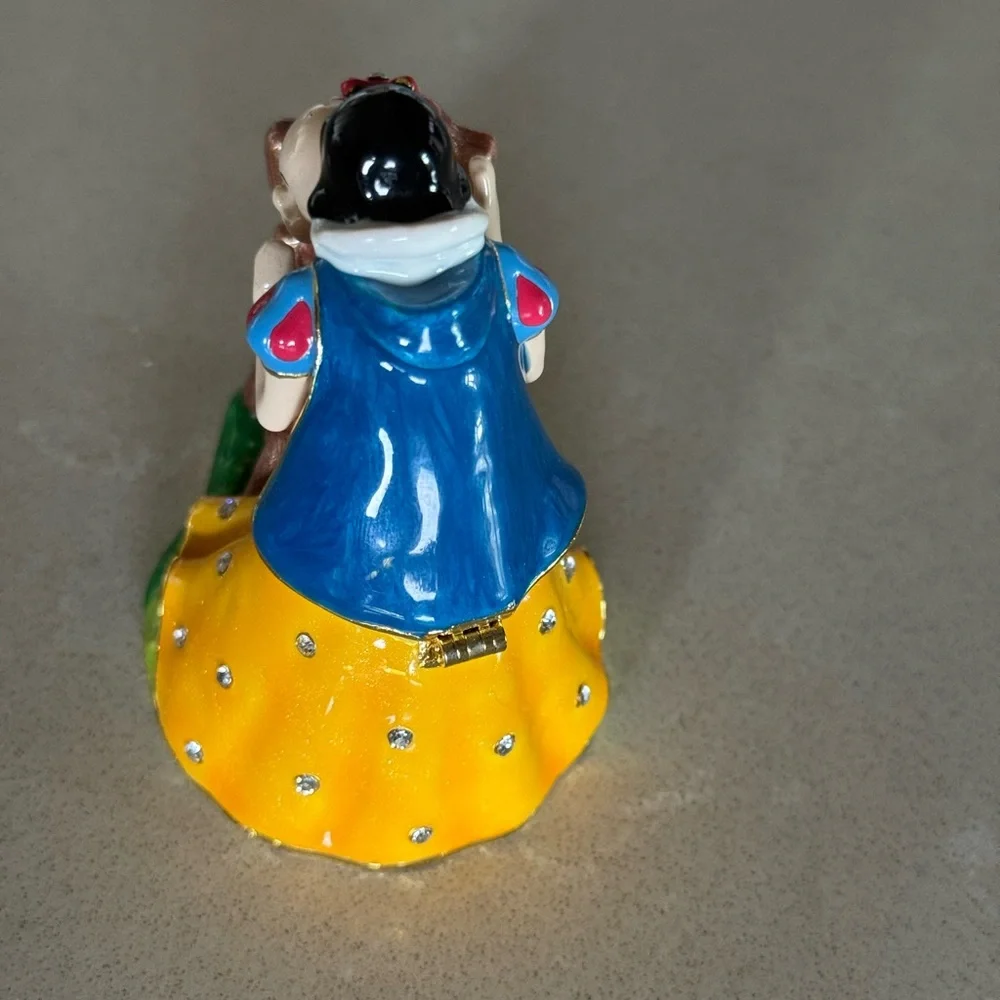 RARE Disney Collectible Snow White Kissing Dopey (standing on stool). Pristine - Picture 8 of 10